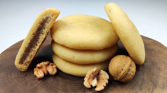 کلوچه لاهیجان یکی از معروف‌ترین سوغات‌های لاهیجان و گیلان است که در انواع مختلف تهیه می‌شود و در کنار چای لاهیجان از محبوب‌ترین خوراکی‌های سنتی این شهر به شمار می‌رود.