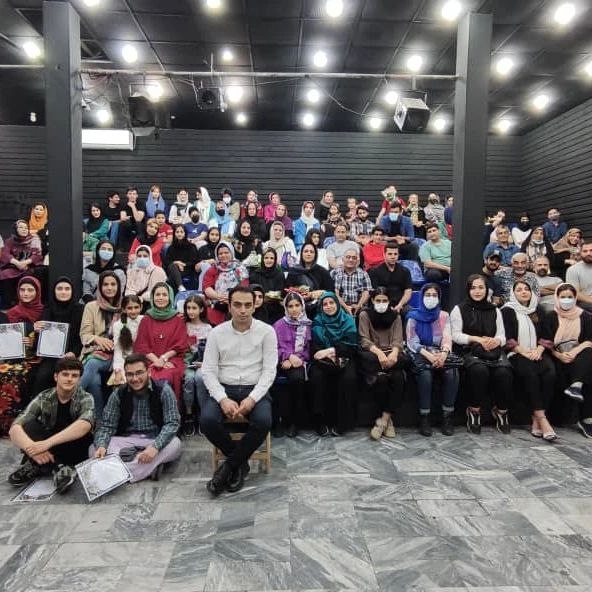 این تصویر نمای بیرونی مسجد جامع لاهیجان در مرکز بافت تاریخی شهر.، یکی از قدیمی‌ترین بناهای مذهبی گیلان با معماری ایرانی اسلامی .