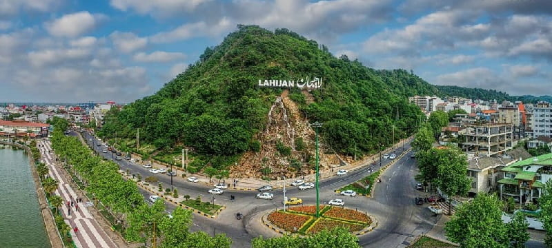 این تصویر نمایی جامع از جاذبه‌های طبیعی لاهیجان را نشان می‌دهد؛ شامل شیطان‌کوه، استخر لاهیجان، بام سبز، باغات چای و ارتفاعات اطراف شهر. این مجموعه از دیدنی‌های طبیعی، لاهیجان را به یکی از مهم‌ترین مقاصد گردشگری گیلان تبدیل کرده است.