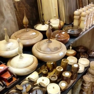 برنج محلی لاهیجان از محصولات بومی و محبوب گیلان است که به دلیل عطر و طعم خاص، یکی از گزینه‌های مورد توجه برای خرید محصولات محلی و سوغات لاهیجان محسوب می‌شود.