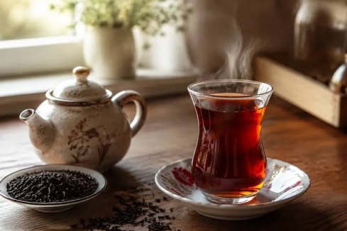 چای لاهیجان یکی از شناخته‌شده‌ترین محصولات و سوغات گیلان است که به دلیل عطر و طعم خاص، جایگاه ویژه‌ای در میان سوغات و محصولات محلی لاهیجان دارد.