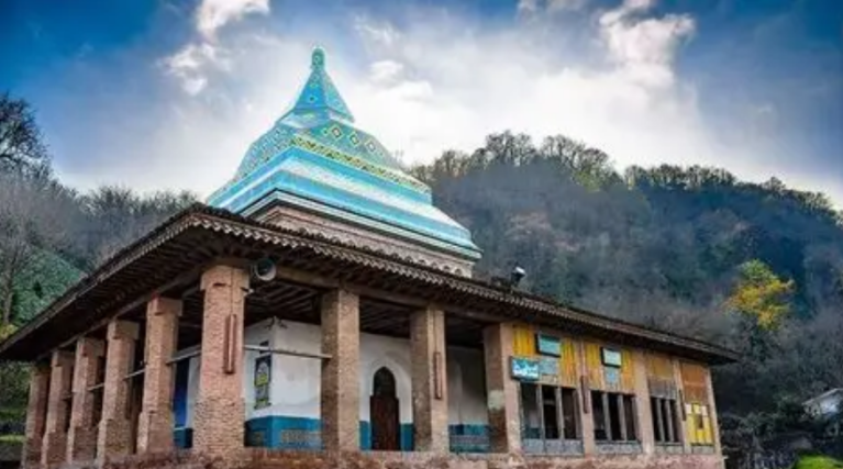  این تصویر نمای بقعهٔ شیخ زاهد گیلانی (مرشد شیخ صفی‌الدین اردبیلی) را نشان می دهد.