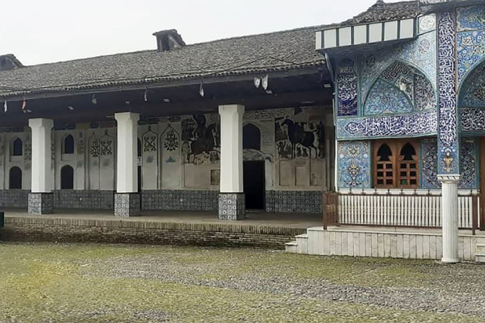  این تصویر نمایی از بقعه چهارپادشاهان در محله میدان وحدت لاهیجان که مدفن سادات کیایی، صندوقچه‌های چوبی، قرآن‌های قدیمی، نقاشی‌های قاجاری، معماری بومی است .