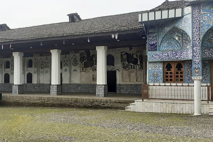 بقعه چهارپادشاهان لاهیجان؛ آرامگاه تاریخی سادات کیایی با نقاشی‌های قاجاری در دل شهر