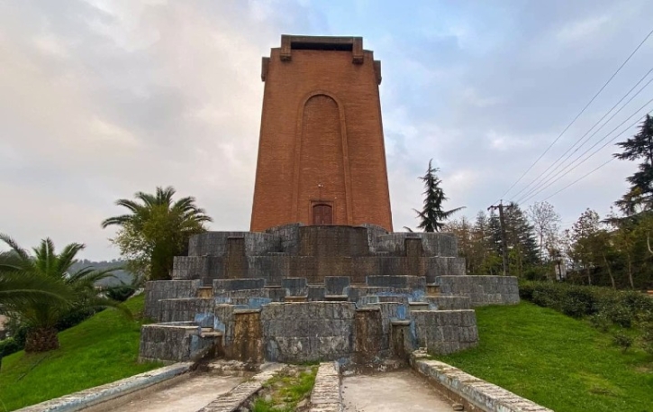  این تصویر نمای موزه تاریخ چای ایران (آرامگاه کاشف‌السلطنه پدر چای ایران) را نشان می دهد .