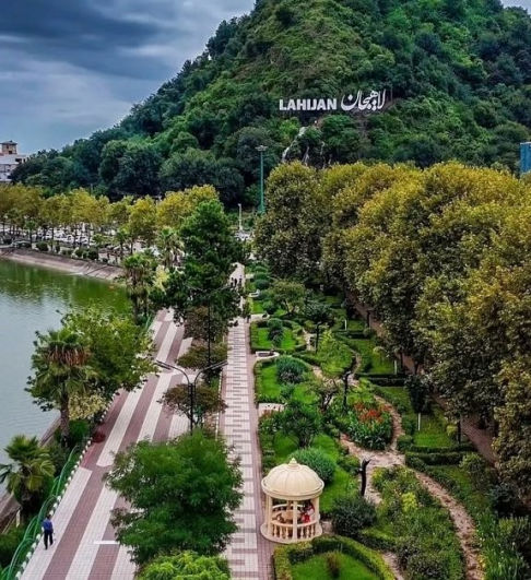 تصویری از بلوار و حاشیه استخر لاهیجان در کنار آبشار لاهیجان در یک قاب در صفحه معرفی هلهای لاهیجان در سایت لاهیجان وب