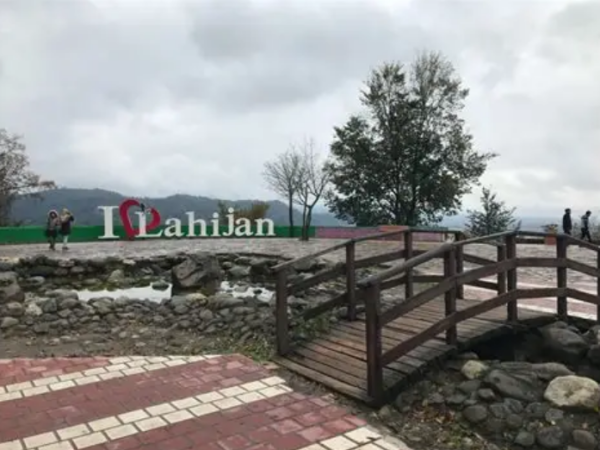 این تصویر نمای اصلی بام سبز لاهیجان را نشان می‌دهد؛ یکی از محبوب‌ترین جاذبه‌های طبیعی شهر با چشم‌انداز کامل لاهیجان، مسیرهای کوهستانی، فضاهای نشستن و دسترسی مستقیم به ایستگاه اول تله‌کابین.