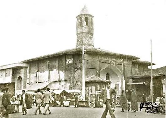این تصویر نمای بیرونی مسجد جامع لاهیجان در مرکز بافت تاریخی شهر.، یکی از قدیمی‌ترین بناهای مذهبی گیلان با معماری ایرانی اسلامی .