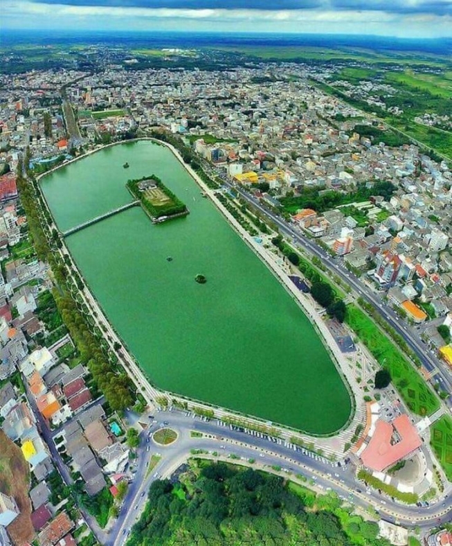  این تصویر نمای اصلی استخر لاهیجان را نشان می‌دهد؛ یکی از مهم‌ترین جاذبه‌های طبیعی شهر با مسیر پیاده‌روی، فضای سبز، قایق‌سواری و چشم‌اندازهای زیبا.