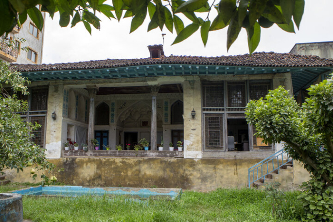  این تصویر نمای بیرونی خانه تاریخی صادقی لاهیجان را نشان میدهد.یکی از آثار ملی لاهیجان با جزئیات معماری قاجاری در خانه محمد صادقی لاهیجان در سایت لاهیجان وب 