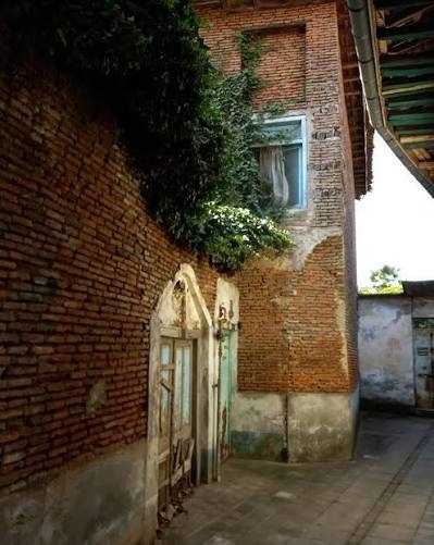  این تصویر نمایی از کوچه خای خیلی قدیمی لاهیجان در محله تاریخی لاهیجان است با دیوارهای آجری قدیمی و معماری تاریخی گیلان 